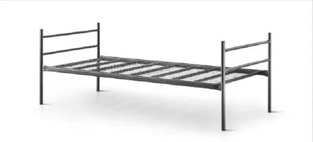 Eenvoudige, degelijke en robuuste stalen bed van 90 x 200 cm exclusief matras.