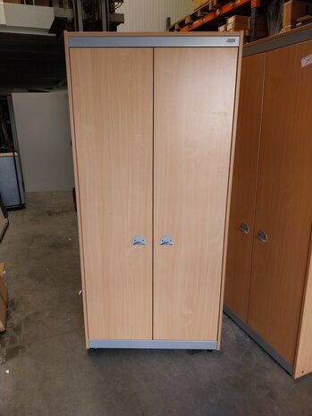 Houten archiefkast met stalen frame. 195 x 90 x 42 cm