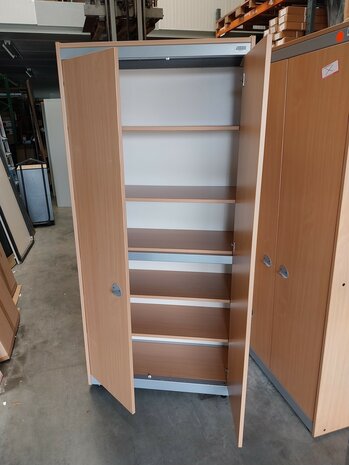 Houten archiefkast met stalen frame. 195 x 90 x 42 cm