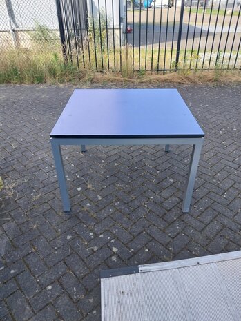 Hufterproof tafel. Afmeting 110 x 110 cm en 76 cm hoog